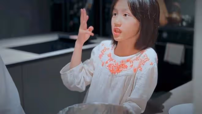 孫莉曬一家五口,三個兒女個個出眾養眼,黃磊發福明顯胖出雙下巴
