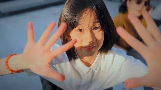 孫莉曬一家五口,三個兒女個個出眾養眼,黃磊發福明顯胖出雙下巴