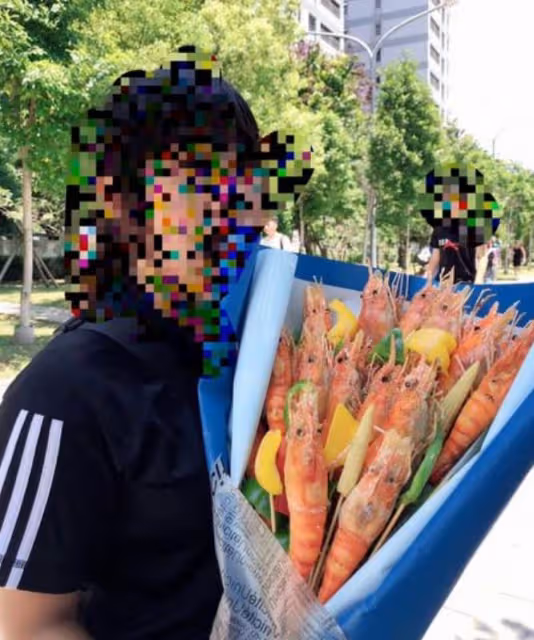 畢業生收到「泰國蝦花束」 網笑翻:還知道要配青菜