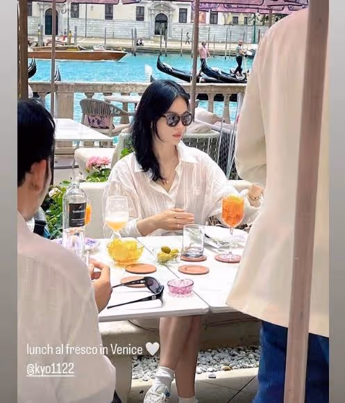 宋慧喬威尼斯街頭吃冰淇淋,鬆弛感很強,穿搭越簡單越顯高級