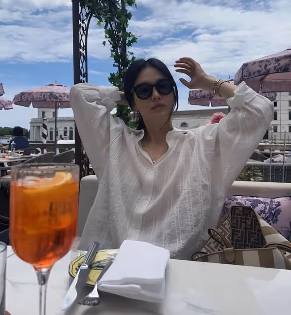 宋慧喬威尼斯街頭吃冰淇淋,鬆弛感很強,穿搭越簡單越顯高級