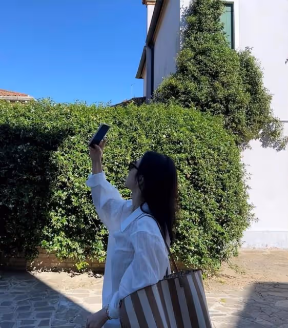 宋慧喬威尼斯街頭吃冰淇淋,鬆弛感很強,穿搭越簡單越顯高級