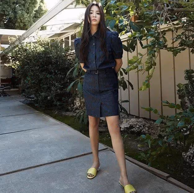 宋慧喬威尼斯街頭吃冰淇淋,鬆弛感很強,穿搭越簡單越顯高級
