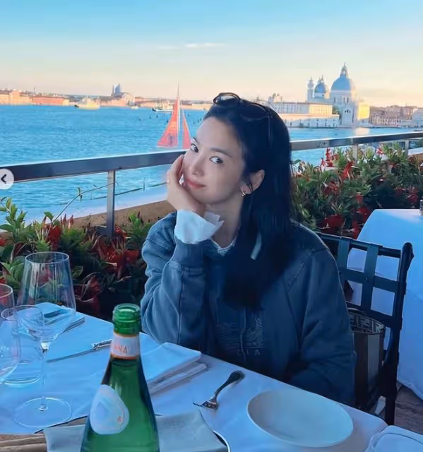 宋慧喬威尼斯街頭吃冰淇淋,鬆弛感很強,穿搭越簡單越顯高級