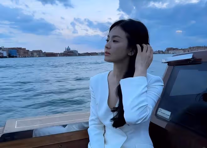 宋慧喬威尼斯街頭吃冰淇淋,鬆弛感很強,穿搭越簡單越顯高級