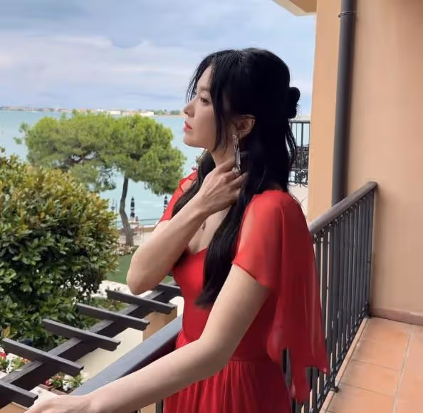 宋慧喬威尼斯街頭吃冰淇淋,鬆弛感很強,穿搭越簡單越顯高級