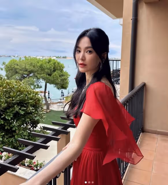 宋慧喬威尼斯街頭吃冰淇淋,鬆弛感很強,穿搭越簡單越顯高級