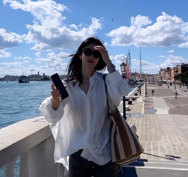 宋慧喬威尼斯街頭吃冰淇淋,鬆弛感很強,穿搭越簡單越顯高級
