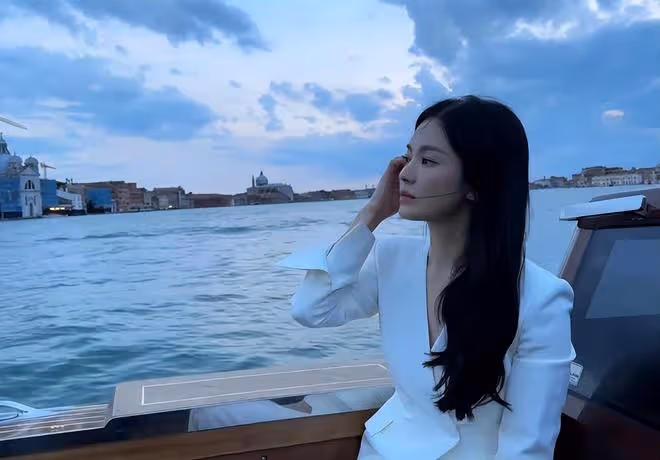宋慧喬威尼斯街頭吃冰淇淋,鬆弛感很強,穿搭越簡單越顯高級