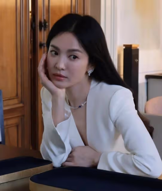 宋慧喬威尼斯街頭吃冰淇淋,鬆弛感很強,穿搭越簡單越顯高級