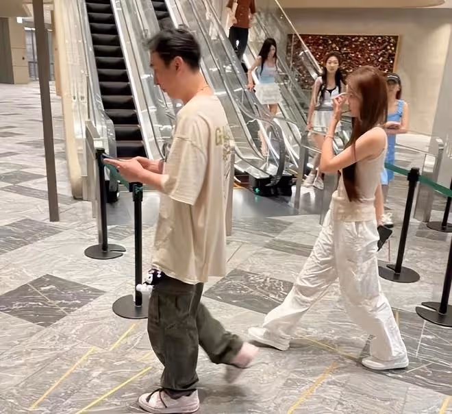王思聰財富榜位列第9,身家1408億,曬豪車美食展示好心情