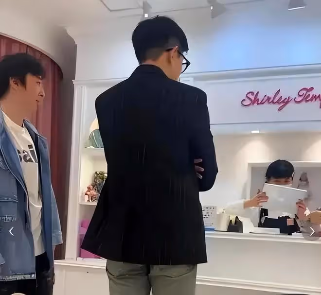 王思聰財富榜位列第9,身家1408億,曬豪車美食展示好心情