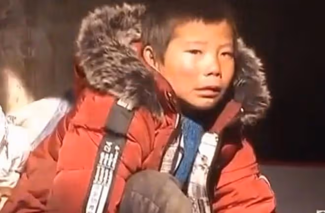 回顧:父親去世不到半月,母親改嫁兩姐姐被收養,留幼子無人過問