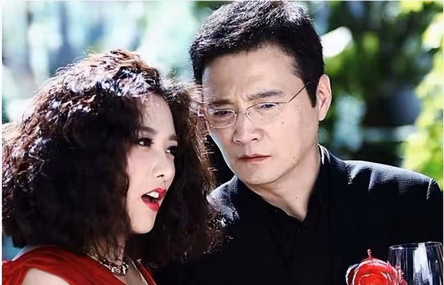 妻子帶男閨蜜回家,我發現床底有男人襪子,妻子含淚解釋,我懂了