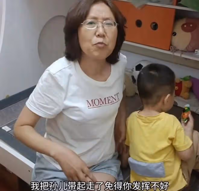 小兩口吵架,婆婆立刻帶著孫子躲起來,事後說明原因讓人忍俊不禁
