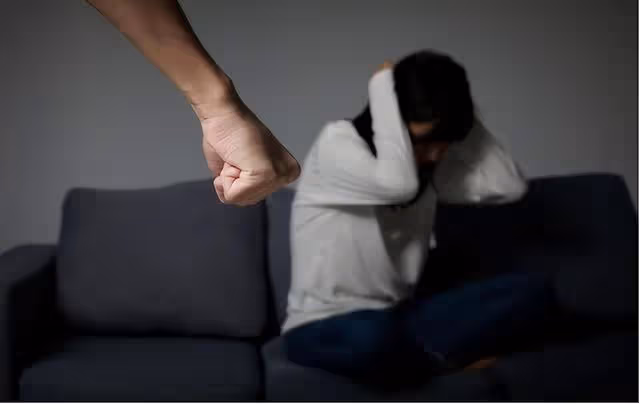 回顧六旬老漢打兒媳,麻繩勒脖子,頭往馬桶里按,兒子原樣打回去