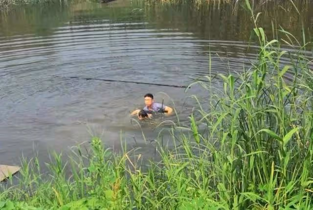 紀實河南男子跳河救人,體力耗盡留遺言,被救女子抓住他:一起走