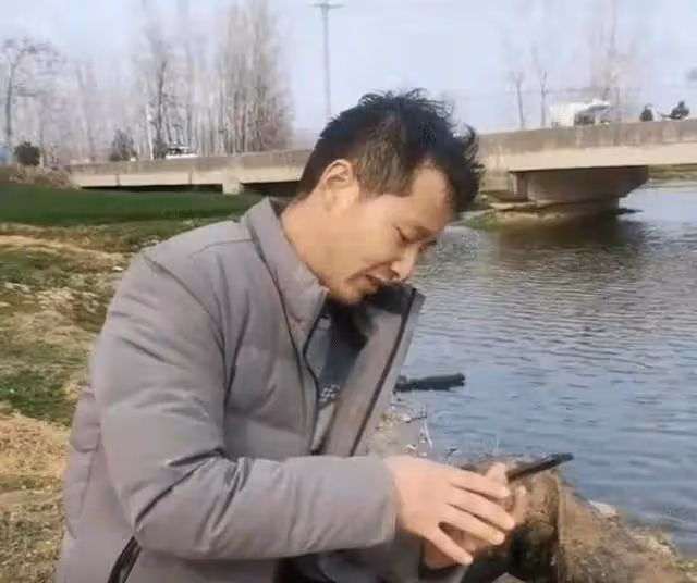 紀實河南男子跳河救人，體力耗盡留遺言，被救女子抓住他：一起走