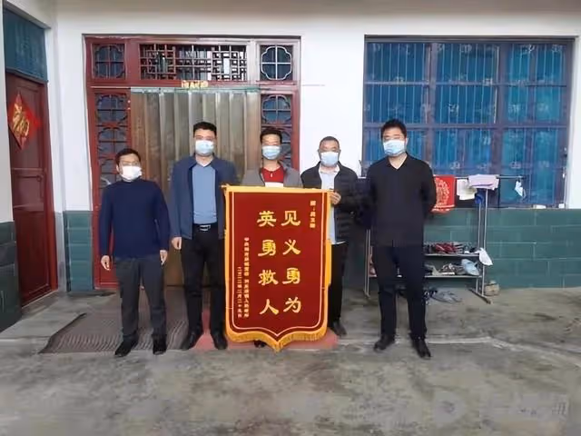 紀實河南男子跳河救人,體力耗盡留遺言,被救女子抓住他:一起走