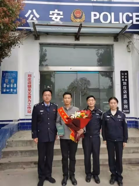 紀實河南男子跳河救人,體力耗盡留遺言,被救女子抓住他:一起走