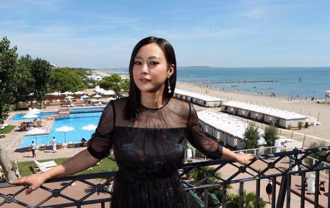 郝蕾被網友提問「鄧超可不可以來報名學表演」,幽默回應顯高情商