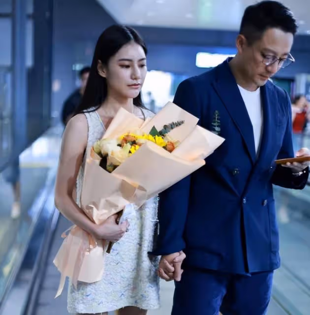汪小菲攜妻游長城,馬筱梅手持國旗成亮點,汪小菲終於找到同頻人