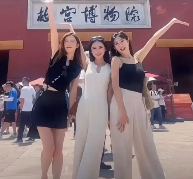 汪小菲攜妻游長城,馬筱梅手持國旗成亮點,汪小菲終於找到同頻人