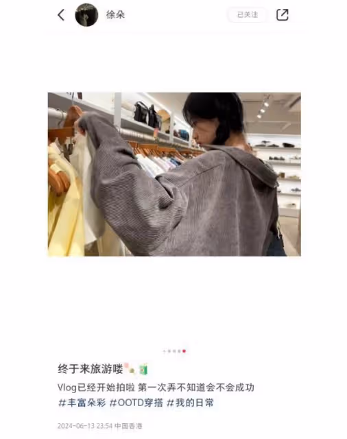 馮小剛女兒曬香港街拍,雙麻花辮配毛衣露背弔帶,清新可人超養眼