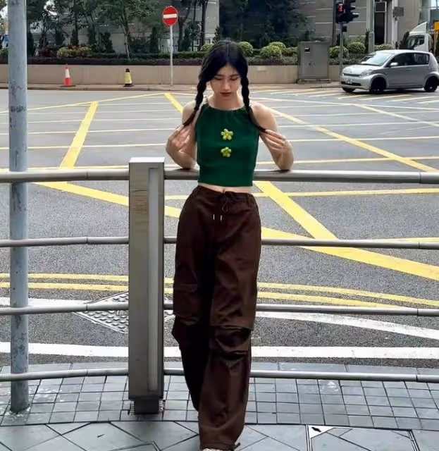 馮小剛女兒曬香港街拍,雙麻花辮配毛衣露背弔帶,清新可人超養眼