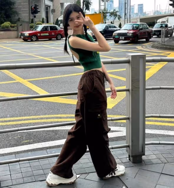馮小剛女兒曬香港街拍,雙麻花辮配毛衣露背弔帶,清新可人超養眼