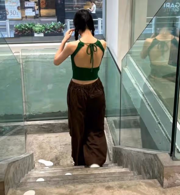 馮小剛女兒曬香港街拍,雙麻花辮配毛衣露背弔帶,清新可人超養眼