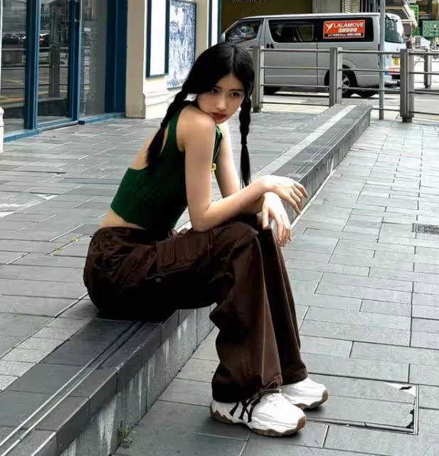 馮小剛女兒曬香港街拍,雙麻花辮配毛衣露背弔帶,清新可人超養眼