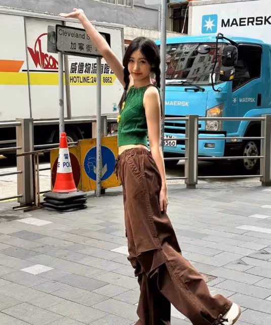 馮小剛女兒曬香港街拍,雙麻花辮配毛衣露背弔帶,清新可人超養眼