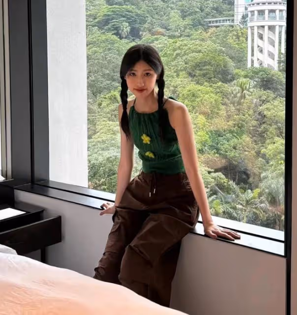馮小剛女兒曬香港街拍,雙麻花辮配毛衣露背弔帶,清新可人超養眼