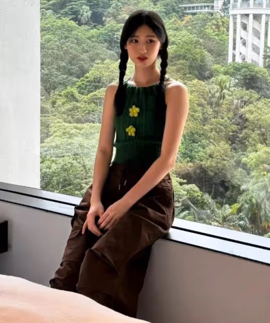 馮小剛女兒曬香港街拍,雙麻花辮配毛衣露背弔帶,清新可人超養眼