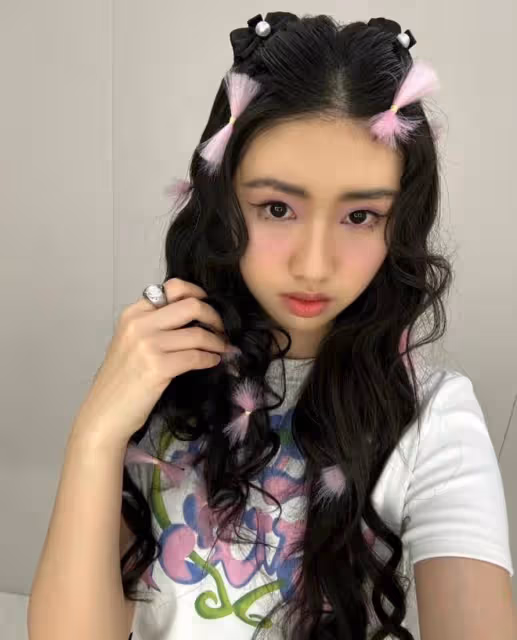 馮小剛女兒曬香港街拍,雙麻花辮配毛衣露背弔帶,清新可人超養眼