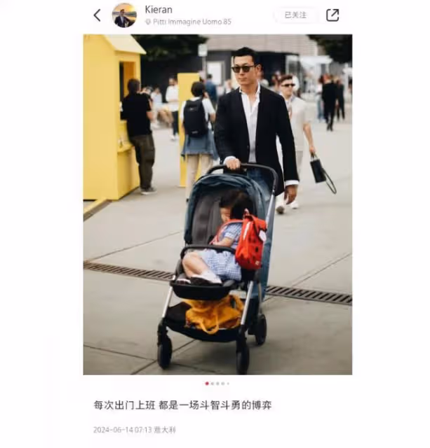 朱珠老公帶女兒出街，珠寶長太快，蜷縮嬰兒推車裡小長腿無處安放
