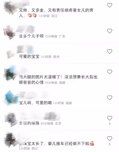 朱珠老公帶女兒出街，珠寶長太快，蜷縮嬰兒推車裡小長腿無處安放
