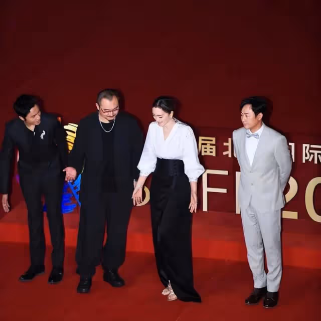 看了張頌文和鞏俐合影，才知啥叫真男神，穿西裝站邊緣仍有大佬范