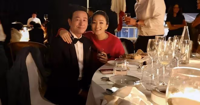 看了張頌文和鞏俐合影，才知啥叫真男神，穿西裝站邊緣仍有大佬范