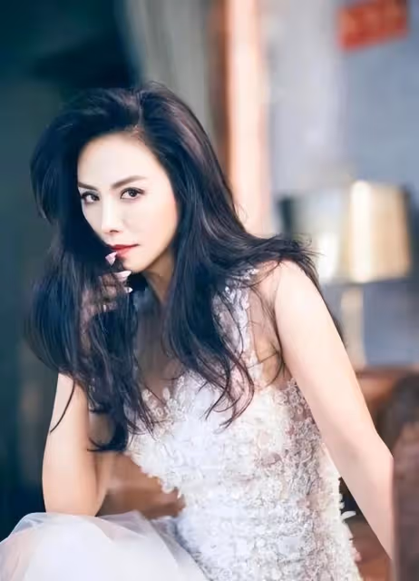 田麗不僅美的妖嬈也美得驚艷，同時她的穿搭，讓她的美也更耀眼!