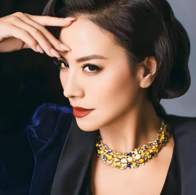 田麗不僅美的妖嬈也美得驚艷，同時她的穿搭，讓她的美也更耀眼!