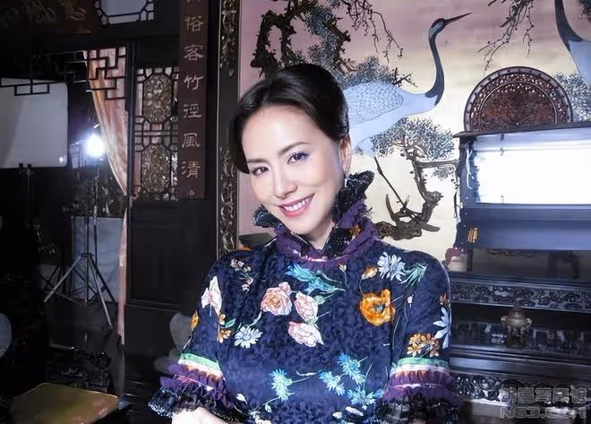 田麗不僅美的妖嬈也美得驚艷,同時她的穿搭,讓她的美也更耀眼!
