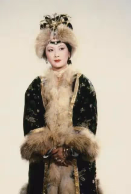 鄧婕不僅顏值好，氣質佳，演技更是頂呱呱，60歲的助理又火了！
