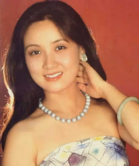 鄧婕不僅顏值好，氣質佳，演技更是頂呱呱，60歲的助理又火了！