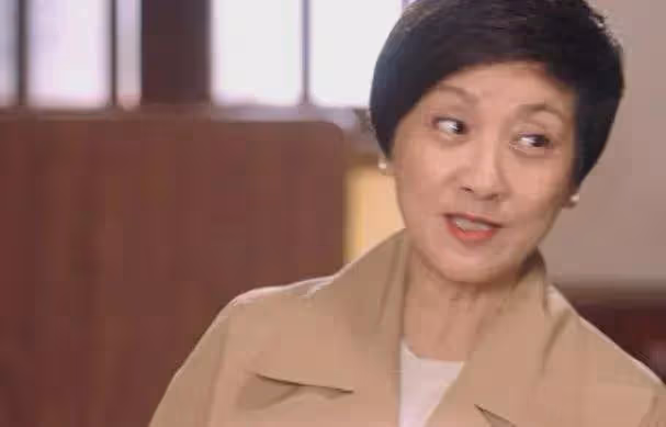 鄧婕不僅顏值好，氣質佳，演技更是頂呱呱，60歲的助理又火了！