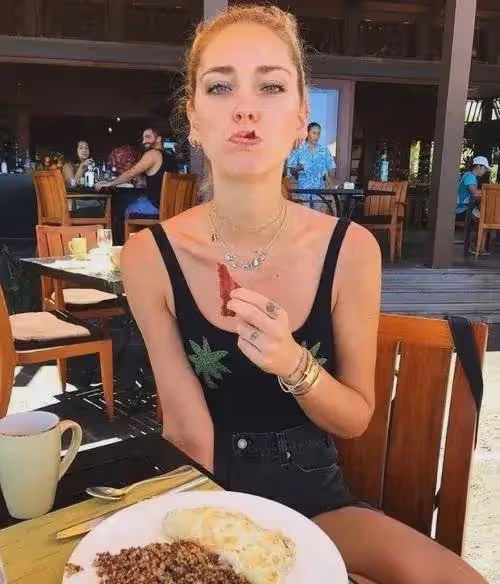 宇博最出挑的是她的顏值身高與身材，從來不是審美，翻車好正常！