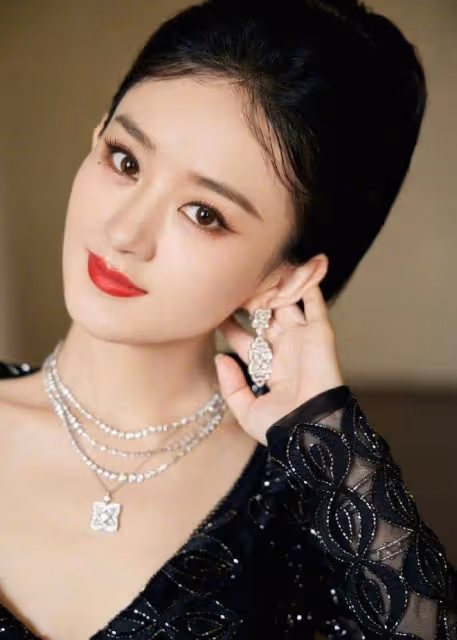 單親媽媽趙麗穎帶兒子逛迪士尼！拎8萬5愛馬仕炫富，穿搭好新潮
