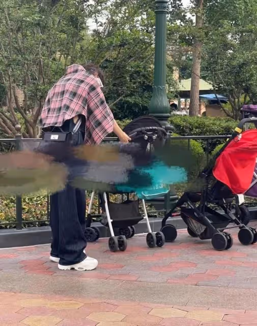 單親媽媽趙麗穎帶兒子逛迪士尼！拎8萬5愛馬仕炫富，穿搭好新潮