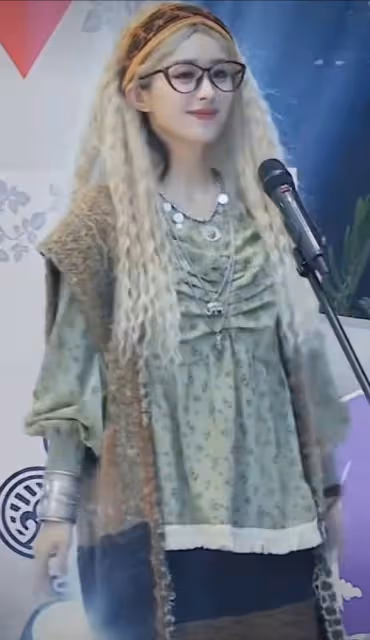 單親媽媽趙麗穎帶兒子逛迪士尼！拎8萬5愛馬仕炫富，穿搭好新潮